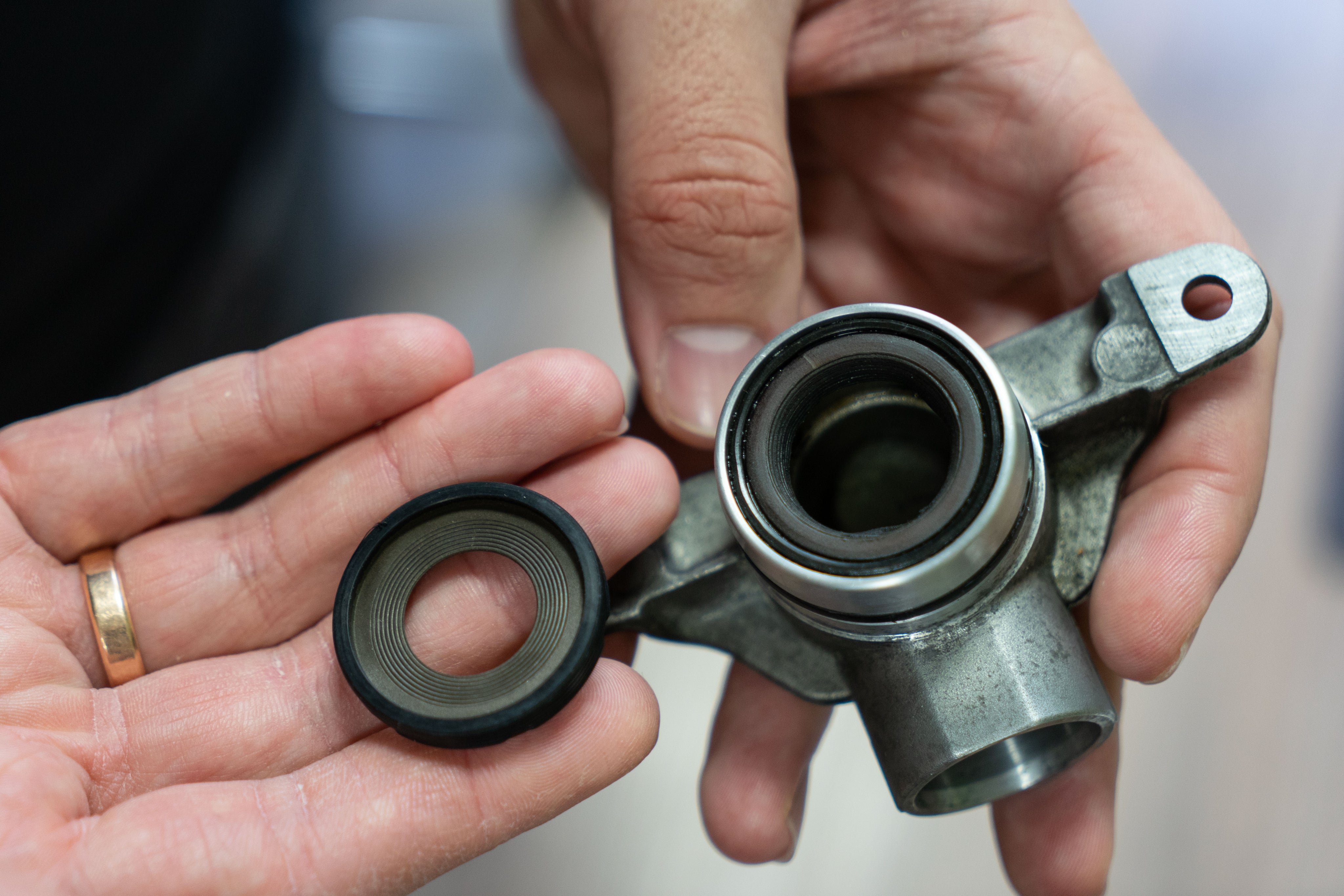 Oil seal crankcase ventilation valve Mercedes-Benz OM642 A0149977146 Mercedes-Benz OM642 A0149977146 6